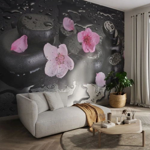 Fototapete Premium Sand - Schwarze Spa-Steine mit rosa Blüten auf nasser Oberfläche - 100x70cm - Und der Stein fällt vom Herzen - Moderne Wanddekoration für Wohnzimmer und Schlafzimmer ARTTOR