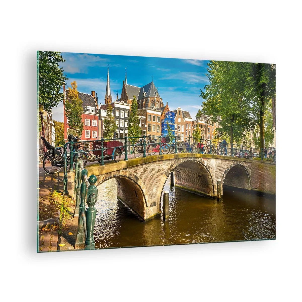 Glasbild - Bild auf glas - Eine Brücke über einen Kanal, umgeben von historischer Architektur und Grün - 70x50cm - Frühling am Kanal - Moderne Wanddekoration für Wohnzimmer und Schlafzimmer ARTTOR