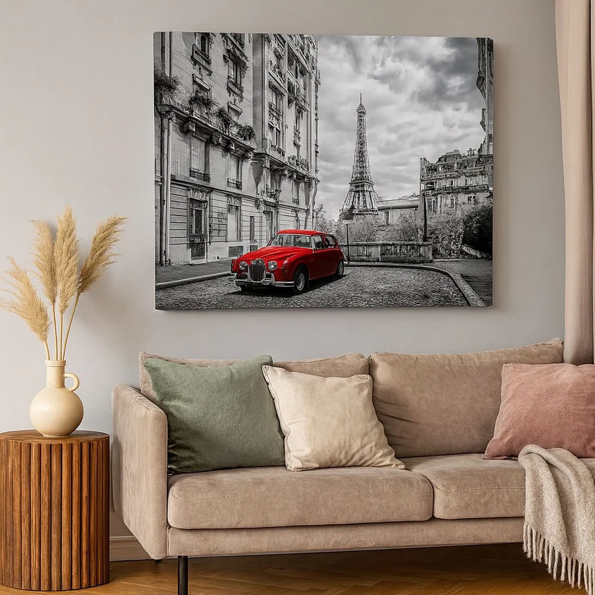 Bild auf Leinwand - Leinwandbild - Ein rotes Auto mit dem Eiffelturm im Hintergrund in einer schwarz-weißen Umgebung - 70x50cm - Raubtier in der Stadt - Moderne Wanddekoration für Wohnzimmer und Schlafzimmer ARTTOR