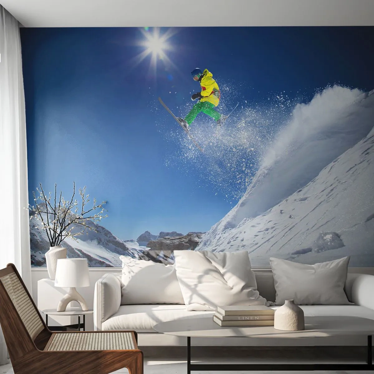 Fototapete Premium Sand - Ein Skifahrer fliegt über einen schneebedeckten Hang vor blauem Himmel - 100x70cm - Tanzen mit den Bergen - Moderne Wanddekoration für Wohnzimmer und Schlafzimmer ARTTOR