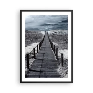 Poster in einem schwarzem Rahmen - Ein Holzweg ins Ungewisse - 50x70cm - Direkt ans Ufer - Moderne Wanddekoration für Wohnzimmer und Schlafzimmer ARTTOR