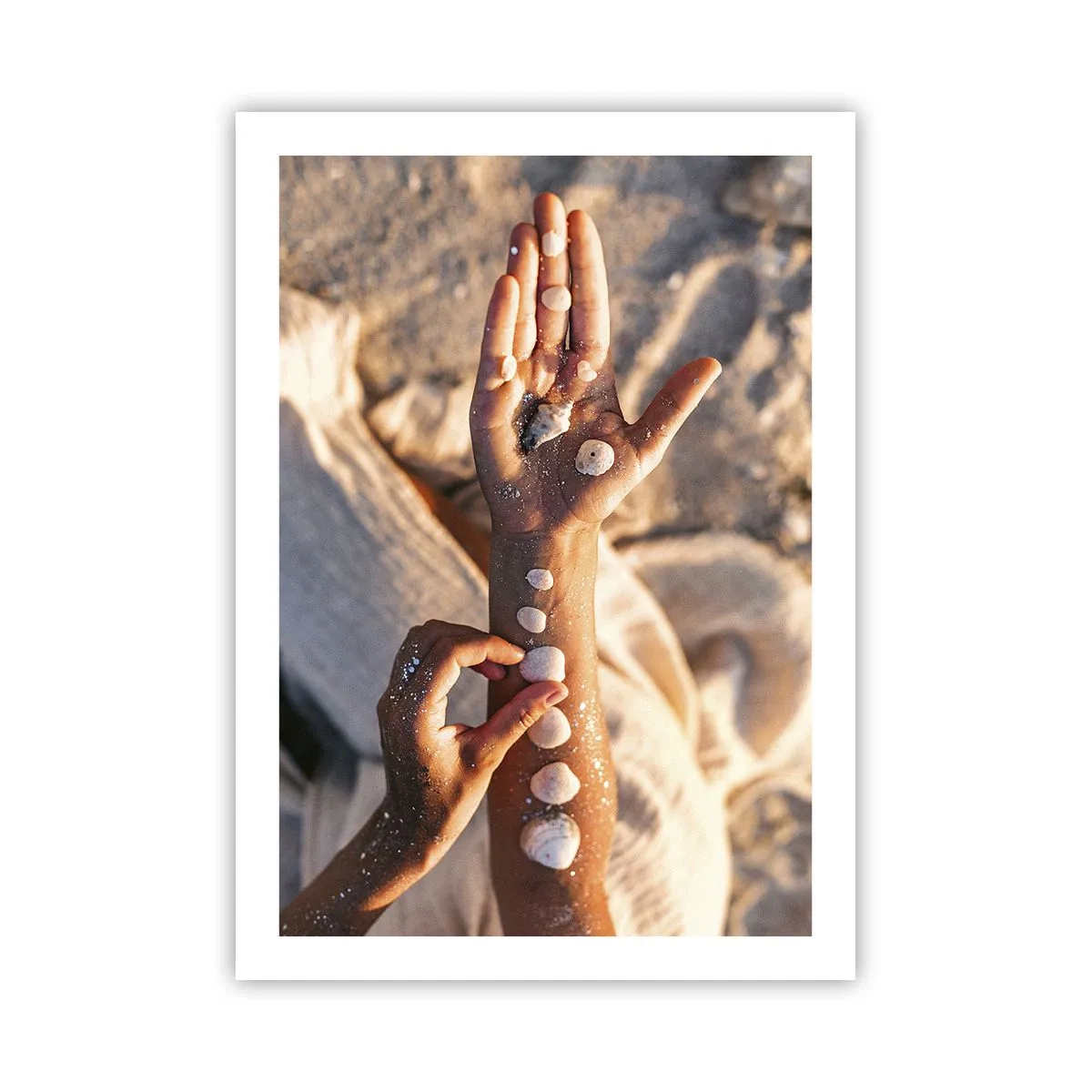 Poster - Mit Muscheln verzierte Hände auf sandigem Untergrund - 50x70cm - Schönheit an Ihren Fingerspitzen - Moderne Wanddekoration für Wohnzimmer und Schlafzimmer ARTTOR
