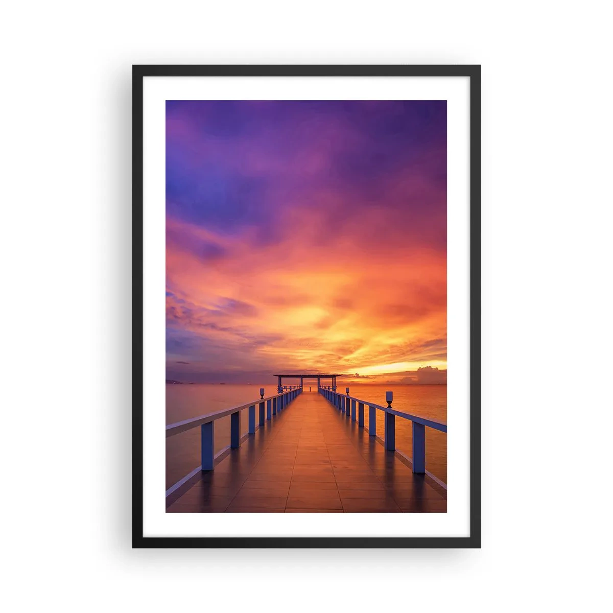 Poster in einem schwarzem Rahmen - Der Steg vor der Kulisse eines spektakulären Sonnenuntergangs - 50x70cm - Ohne Ende - Moderne Wanddekoration für Wohnzimmer und Schlafzimmer ARTTOR