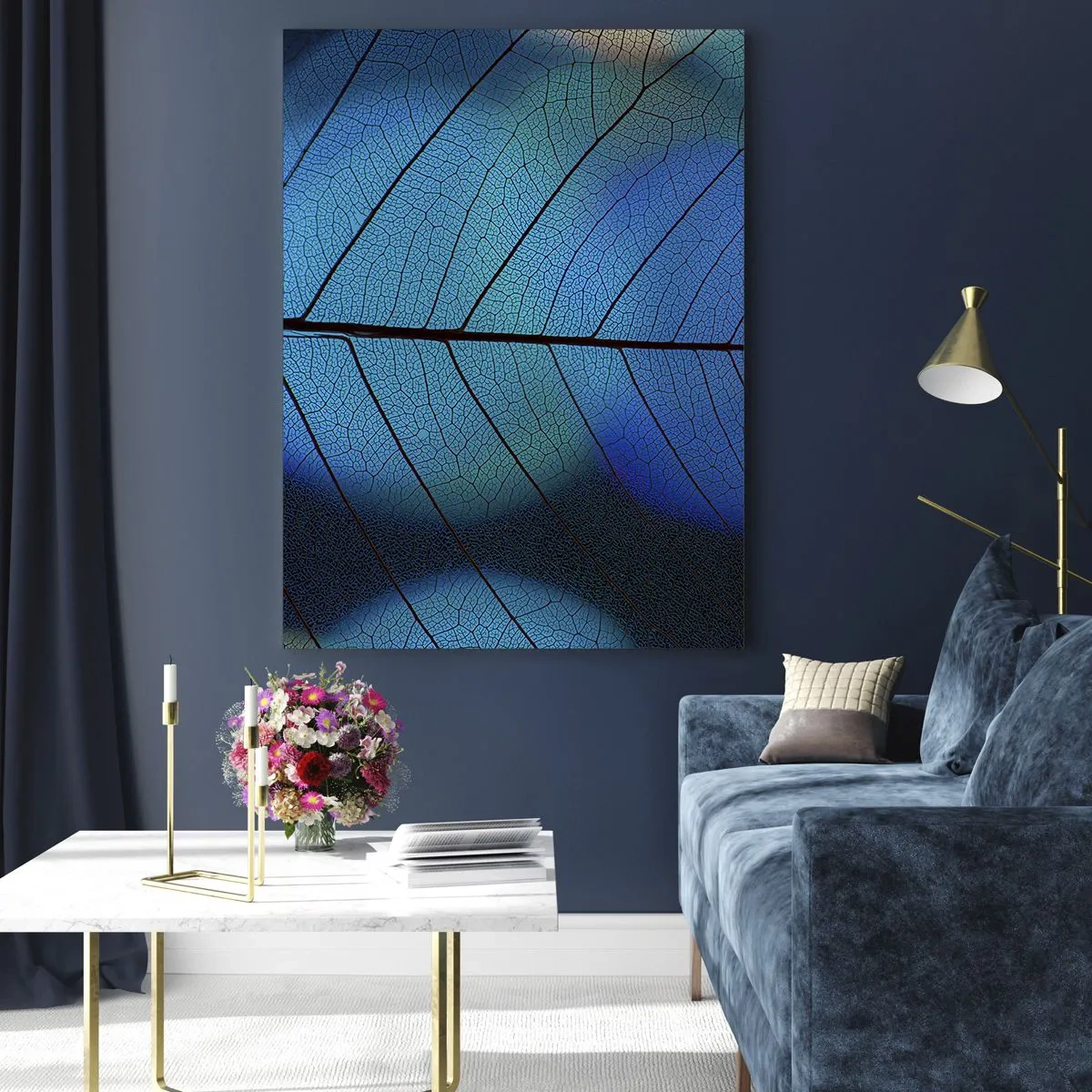 Glasbild - Bild auf glas - Eine Nahaufnahme eines blauen Blattes, die die Blattaderstruktur zeigt. - 50x70cm - Komplizierte Konstruktion - Moderne Wanddekoration für Wohnzimmer und Schlafzimmer ARTTOR