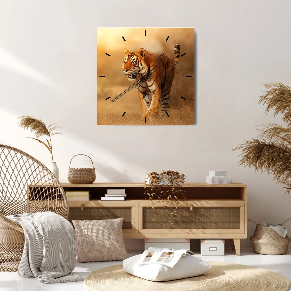 Wanduhr - Glasuhr - Ein Tiger, der in warmen Farben durch die Savanne läuft - 30x30cm - Vor dem Angriff - Moderne Wanddekoration für Wohnzimmer und Schlafzimmer ARTTOR