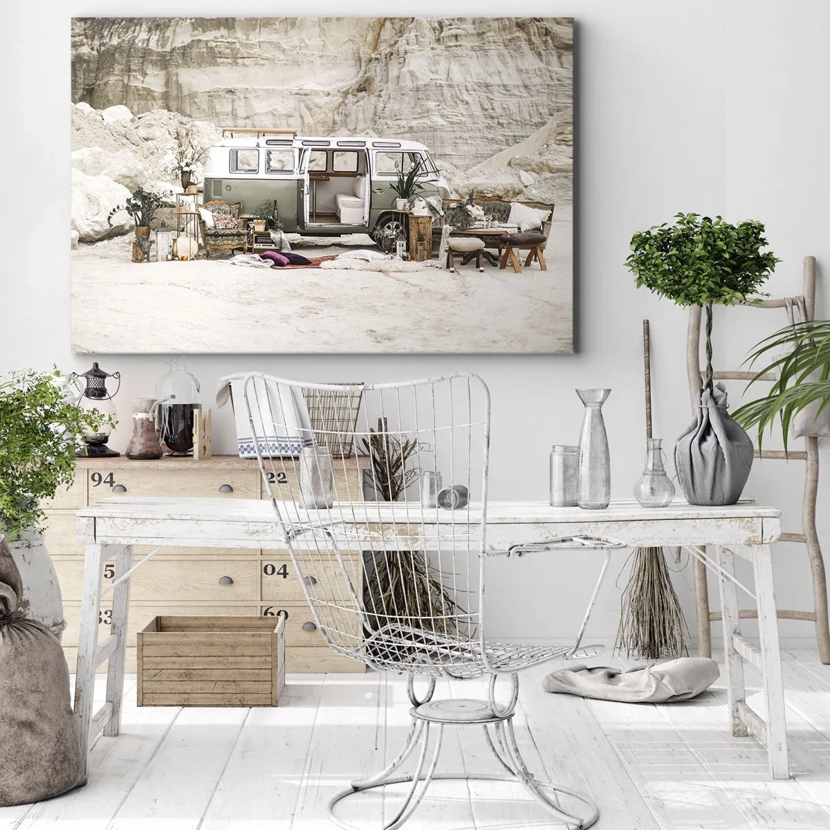 Bild auf Leinwand - Leinwandbild - Ein Retro-Camper im Boho-Design vor einer felsigen Landschaft. - 120x80cm - Es ist die Zeit, die Reise zu beginnen - Moderne Wanddekoration für Wohnzimmer und Schlafzimmer ARTTOR