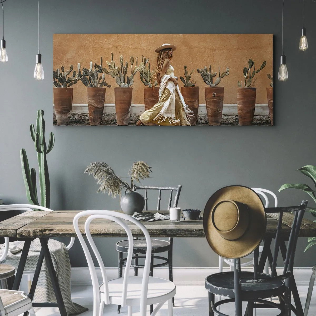 Bild auf Leinwand - Leinwandbild - Eine Frau im Boho-Stil mit Töpfen voller Kakteen im Hintergrund. - 120x50cm - Hippie-Stil - Moderne Wanddekoration für Wohnzimmer und Schlafzimmer ARTTOR