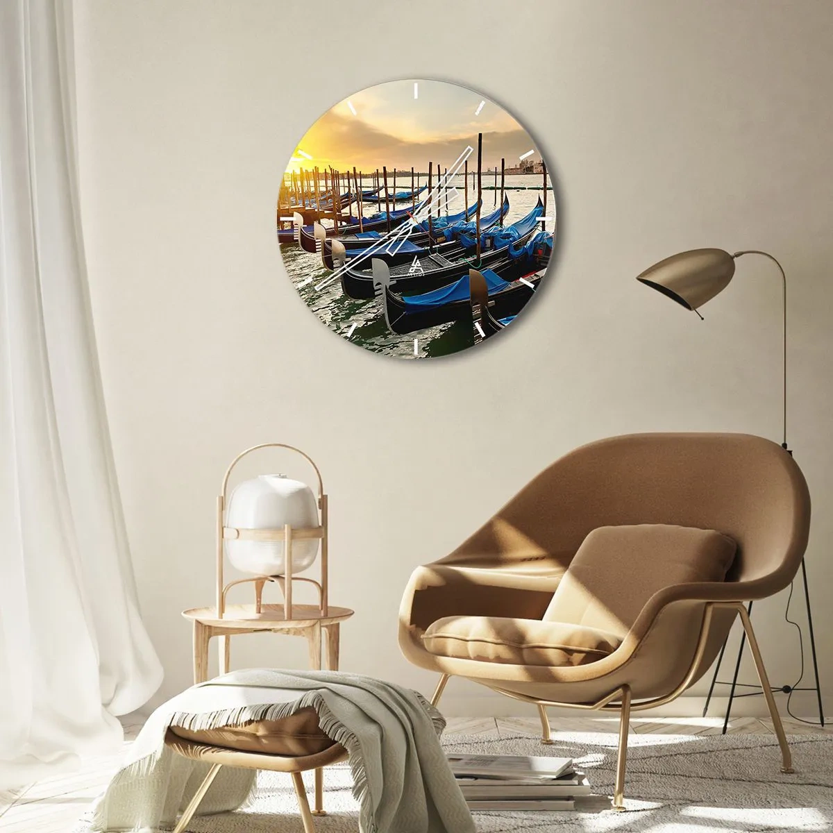 Wanduhr - Glasuhr - Gondeln, die bei Sonnenuntergang auf dem Wasser vertäut sind und einen Blick auf die Stadt bieten - 30x30cm - Bevor das Summen kommt - Moderne Wanddekoration für Wohnzimmer, Küche und Schlafzimmer ARTTOR