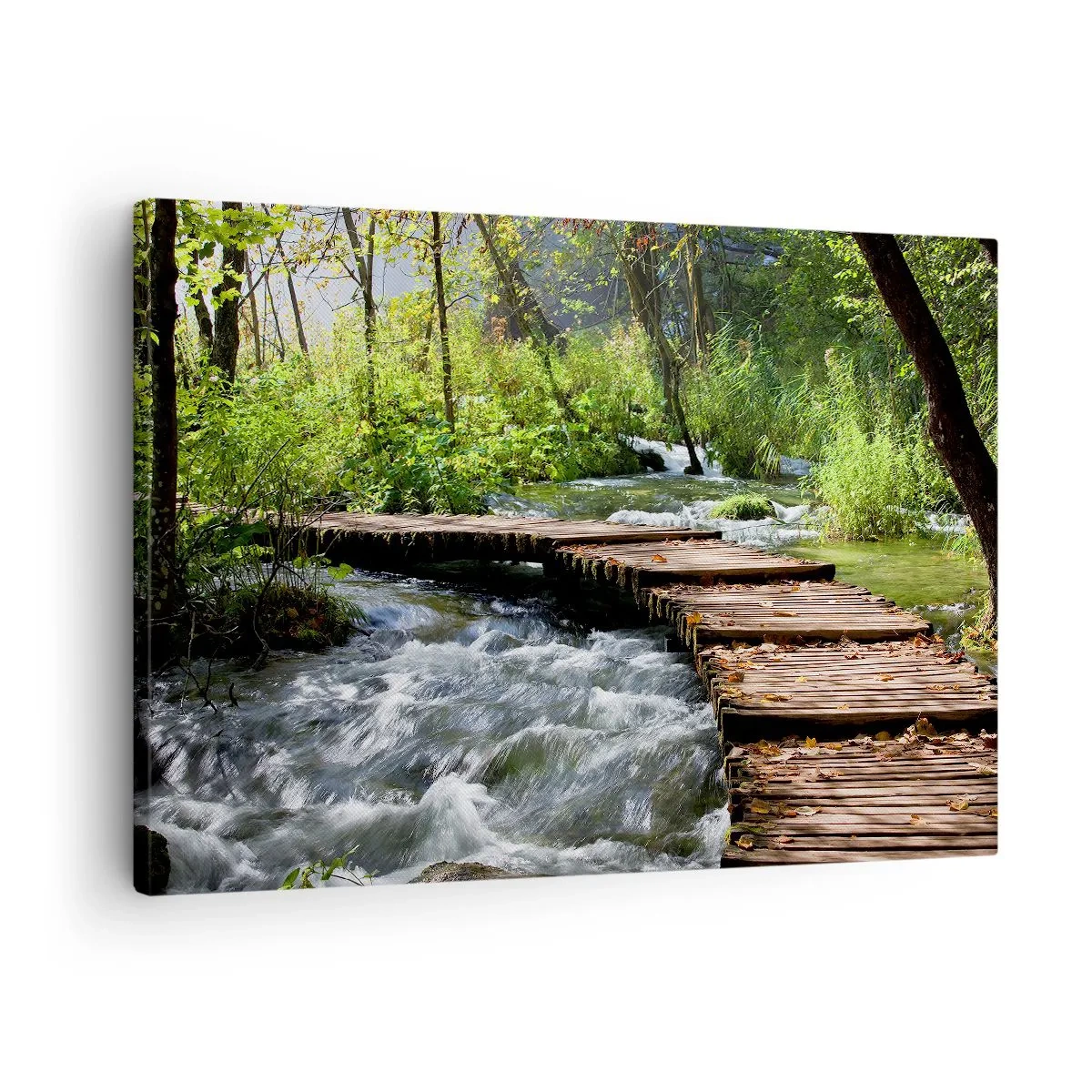 Bild auf Leinwand - Leinwandbild - Eine Holzbrücke über einen rauschenden Bach, umgeben vom Grün des Waldes. - 70x50cm - Über der schaumigen Kaskade - Moderne Wanddekoration für Wohnzimmer und Schlafzimmer ARTTOR