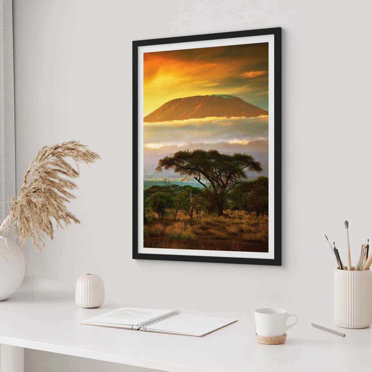 Poster in einem schwarzem Rahmen - Kilimandscharo bei Sonnenuntergang in der afrikanischen Savanne - 50x70cm - Ein Reisetraum - Moderne Wanddekoration für Wohnzimmer und Schlafzimmer ARTTOR