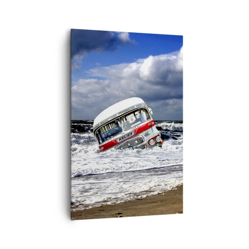 Bild auf Leinwand - Leinwandbild - Ein versunkener Bus am Strand inmitten von Wellen und rauer See - 80x120cm - Und was stehst du so erstaunt? - Moderne Wanddekoration für Wohnzimmer und Schlafzimmer ARTTOR