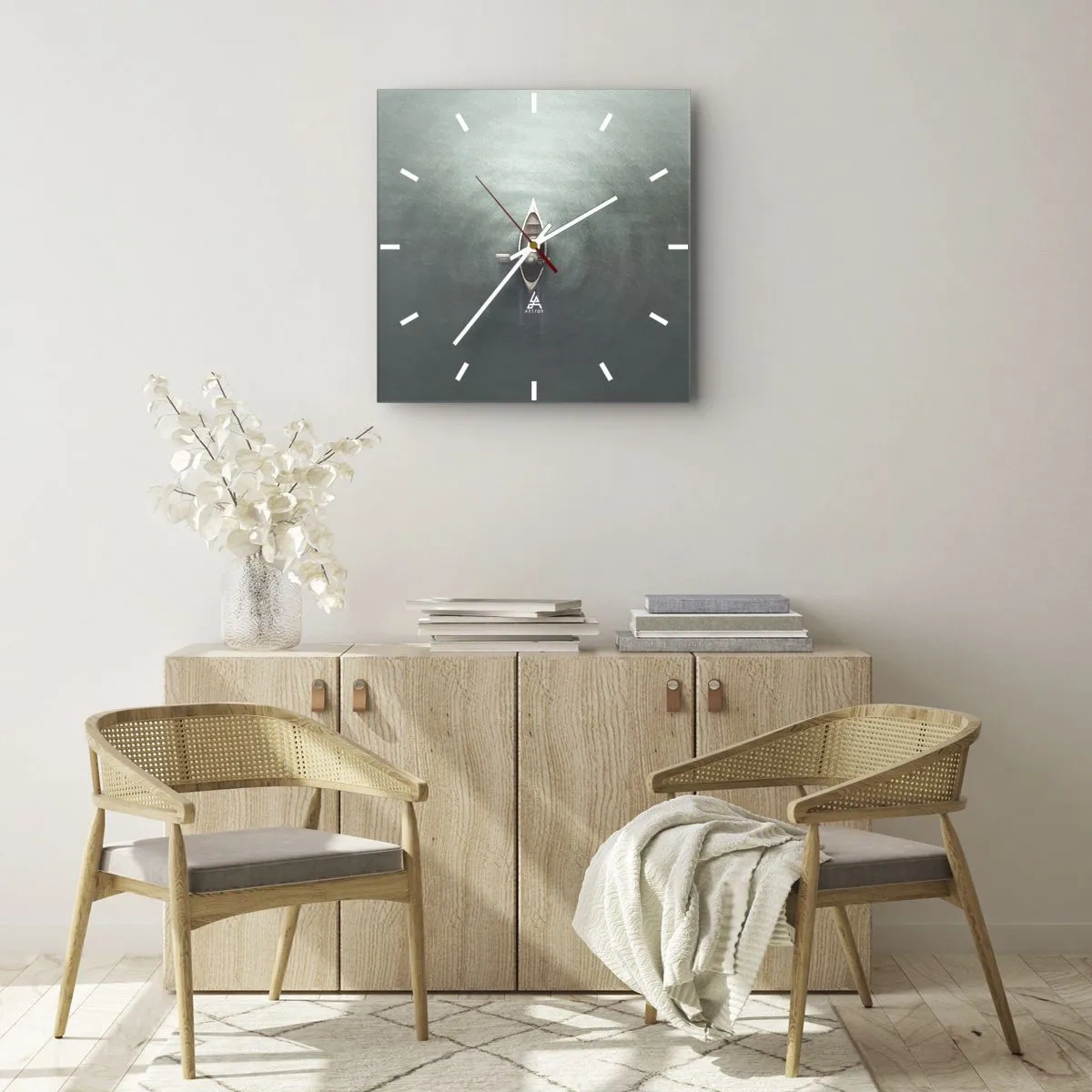 Wanduhr - Glasuhr - Ein einsames Boot auf ruhigem Wasser in minimalistischer Umgebung - 30x30cm - Durch den Mondsee - Moderne Wanddekoration für Wohnzimmer und Schlafzimmer ARTTOR