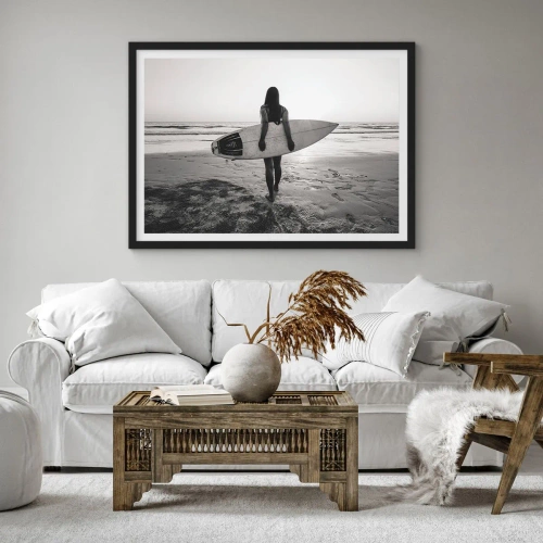 Poster in einem schwarzem Rahmen - Frau mit Surfbrett am Strand in Schwarz und Weiß - 100x70cm - Die Tochter der Meereswelle - Moderne Wanddekoration für Wohnzimmer und Schlafzimmer ARTTOR
