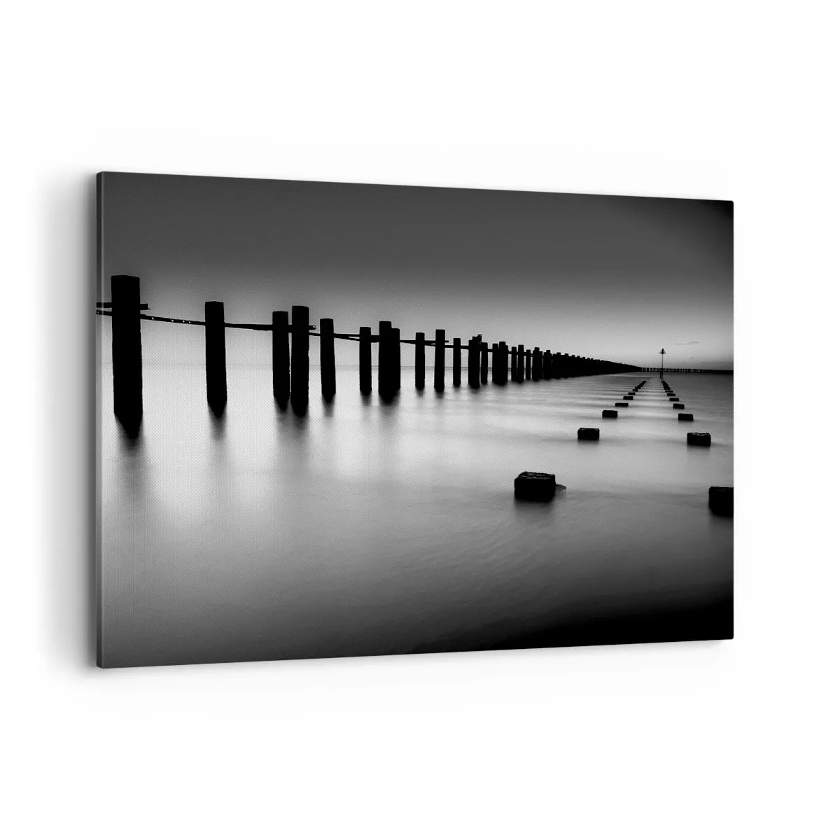 Bild auf Leinwand - Leinwandbild - Im Wasser versunkene Holzpfähle und Betonblöcke in Schwarz-Weiß-Tönen - 100x70cm - Graue Distanz im Nebel - Moderne Wanddekoration für Wohnzimmer und Schlafzimmer ARTTOR
