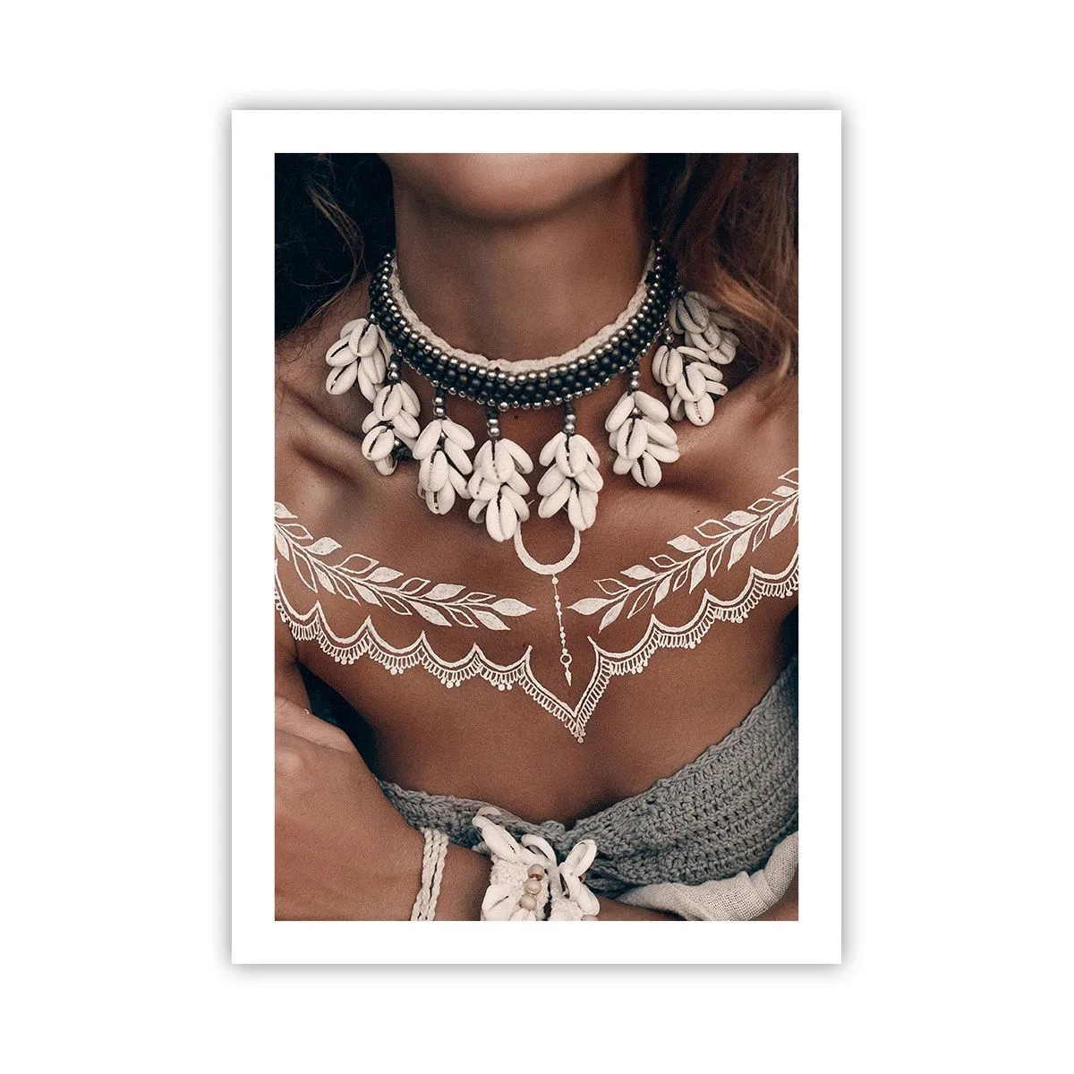 Poster - Porträt einer Frau mit Muschelkette und weißem Tattoo - 50x70cm - Talismane, Rituale der Weiblichkeit - Moderne Wanddekoration für Wohnzimmer und Schlafzimmer ARTTOR