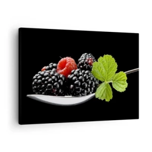 Bild auf Leinwand - Leinwandbild - Brombeeren und Himbeeren auf einem Löffel mit einem Blatt auf schwarzem Hintergrund - 70x50cm - Der Geschmack der Frische - Moderne Wanddekoration für Wohnzimmer und Schlafzimmer ARTTOR