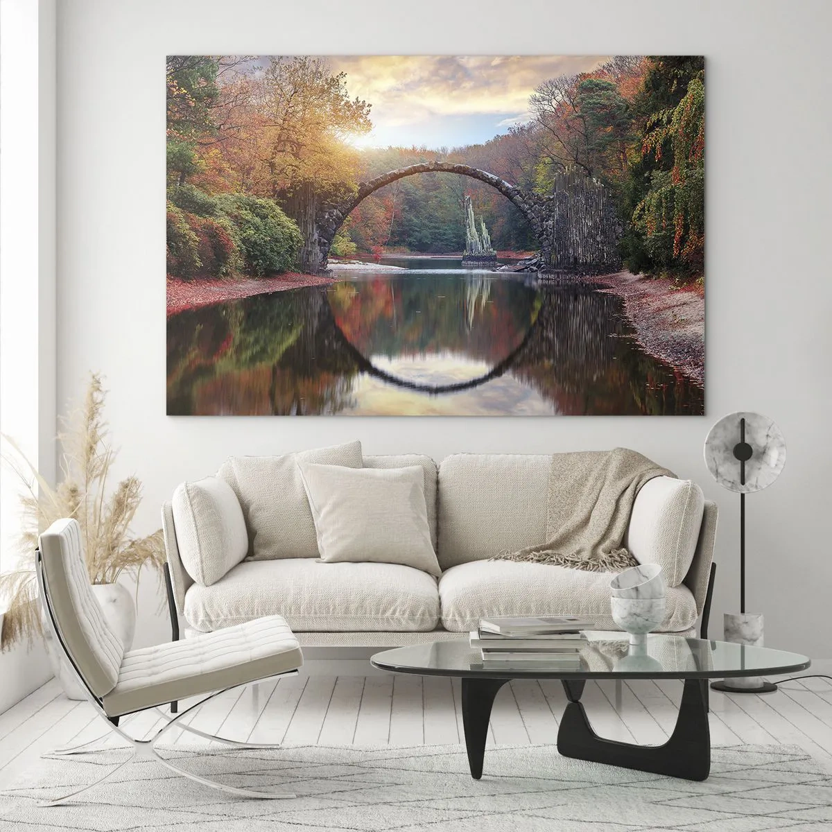 Glasbild - Bild auf glas - Eine Steinbrücke spiegelt sich in einem See inmitten eines herbstlichen Waldes - 100x70cm - Auf der anderen Seite des Spiegels - Moderne Wanddekoration für Wohnzimmer und Schlafzimmer ARTTOR