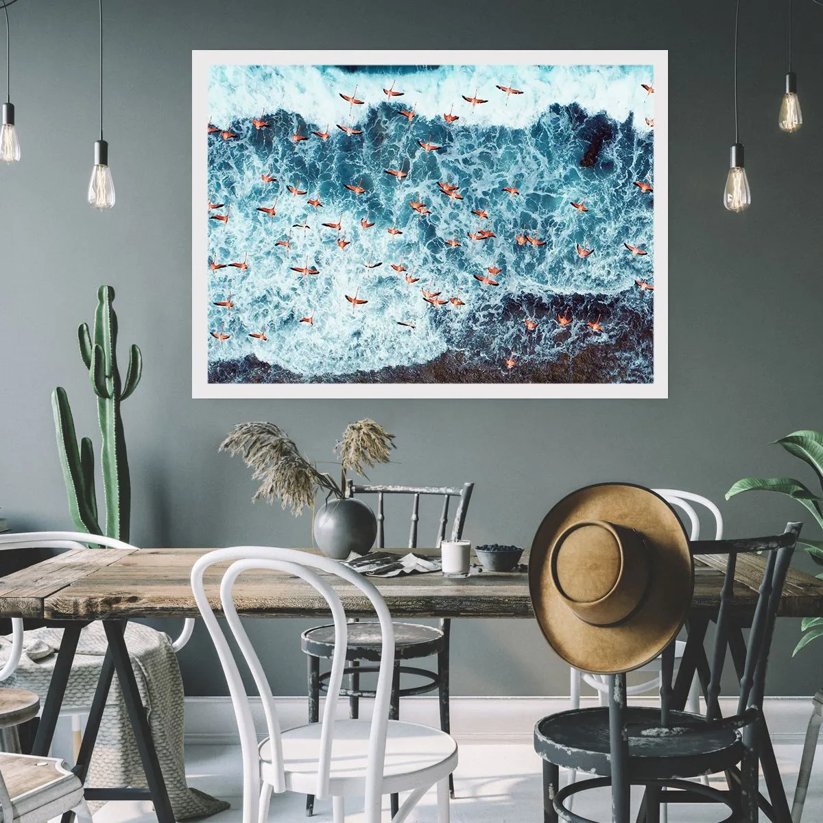 Poster - Eine Vogelperspektive auf rosa Flamingos über einem blauen Ozean - 100x70cm - Die Küstenparade - Moderne Wanddekoration für Wohnzimmer und Schlafzimmer ARTTOR