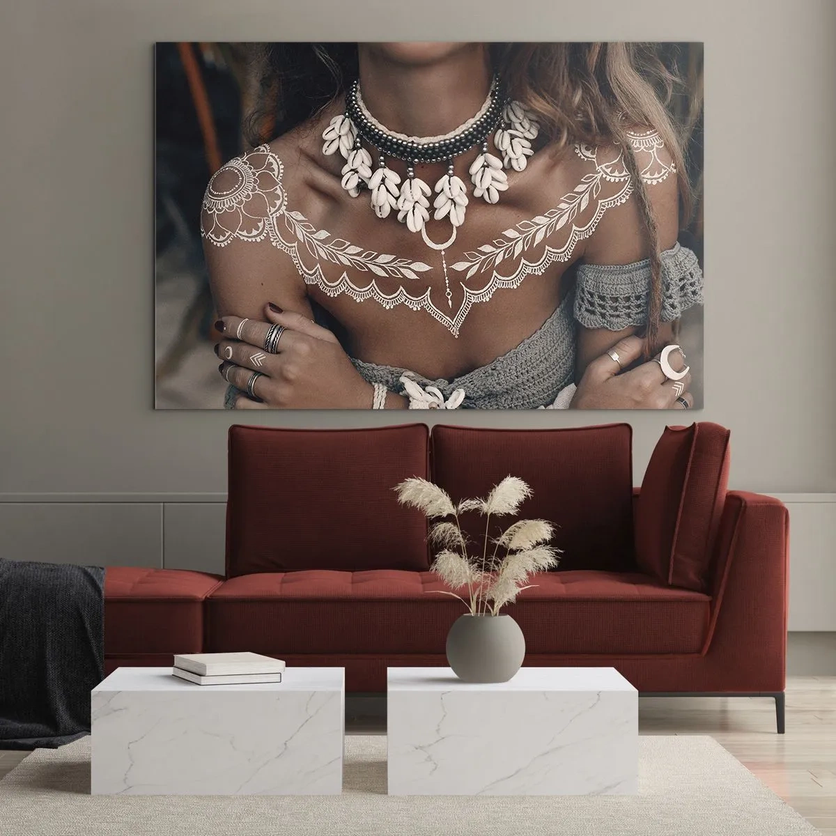 Glasbild - Bild auf glas - Nahaufnahme einer Frau mit einer Muschelkette und einem weißen Tattoo - 70x50cm - Talismane, Rituale der Weiblichkeit - Moderne Wanddekoration für Wohnzimmer und Schlafzimmer ARTTOR