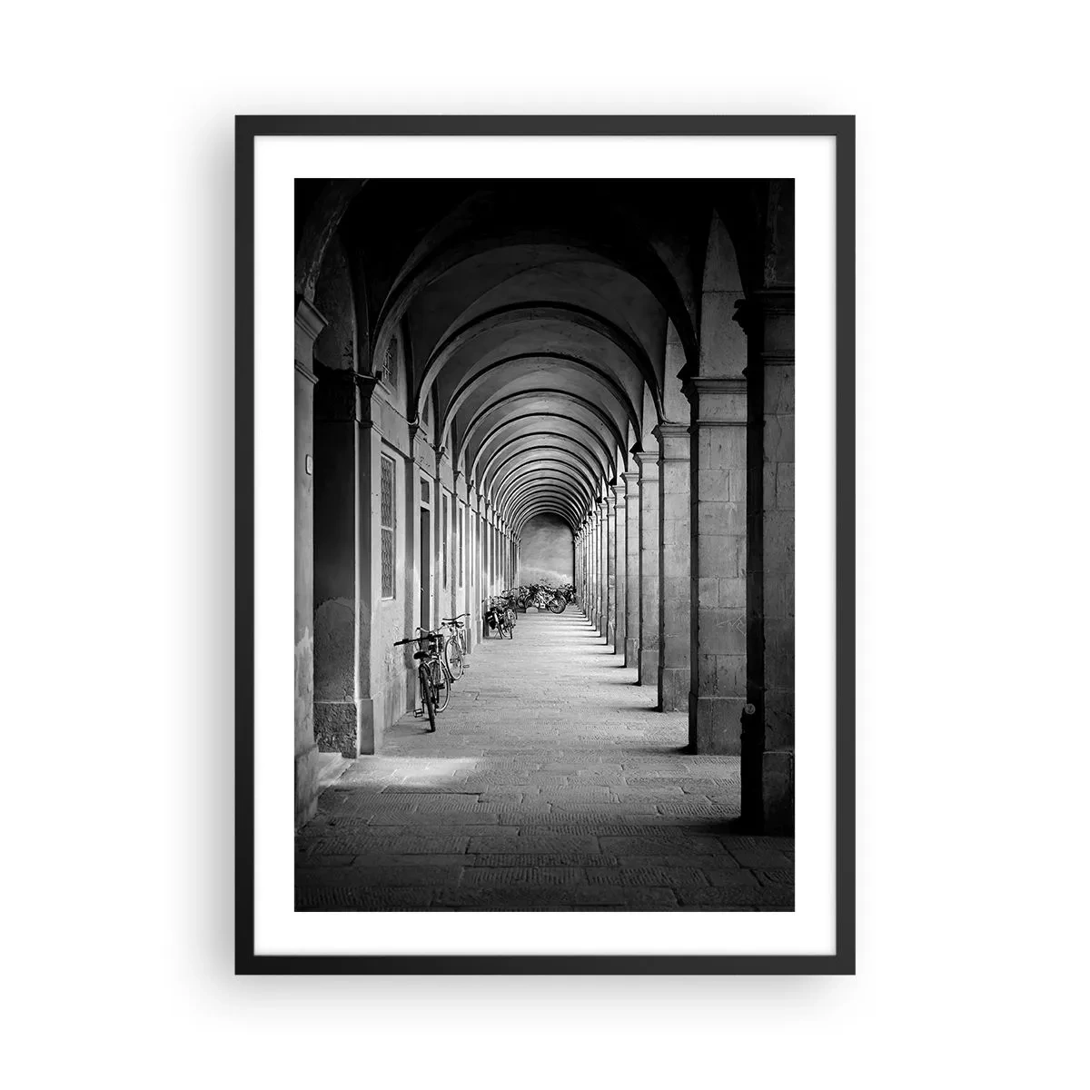 Poster in einem schwarzem Rahmen - Schwarz-weiße Architektur der Arkaden - 50x70cm - Unter den Arkaden - Moderne Wanddekoration für Wohnzimmer und Schlafzimmer ARTTOR