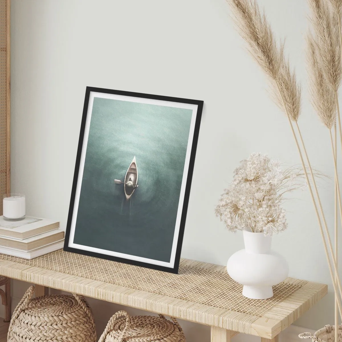 Poster in einem schwarzem Rahmen - Eine Vogelperspektive auf ein Boot, das auf ruhigem Wasser treibt - 50x70cm - Durch den Mondsee - Moderne Wanddekoration für Wohnzimmer und Schlafzimmer ARTTOR