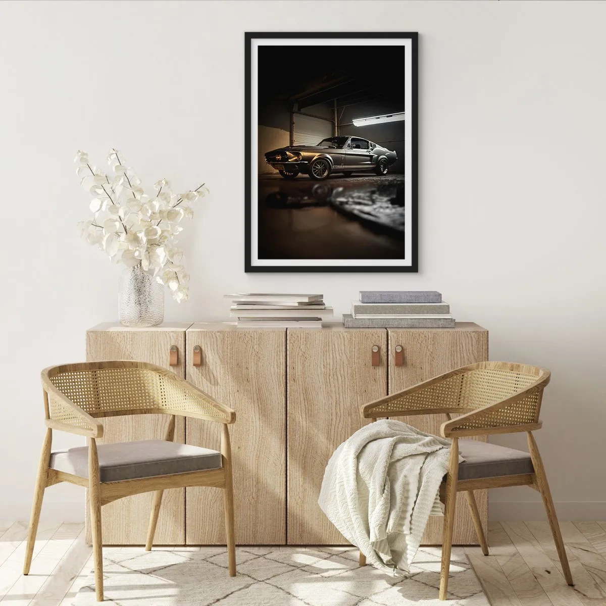 Poster in einem schwarzem Rahmen - Klassischer Sportwagen in der Garage - 50x70cm - Zurück in die Vergangenheit - Moderne Wanddekoration für Wohnzimmer und Schlafzimmer ARTTOR
