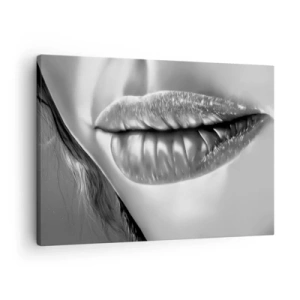 Bild auf Leinwand - Leinwandbild - Schwarz-weiße Nahaufnahme der Lippen einer Frau mit Glanzeffekt und Details. - 70x50cm - Ich weiß, was du denkst… - Moderne Wanddekoration für Wohnzimmer und Schlafzimmer ARTTOR
