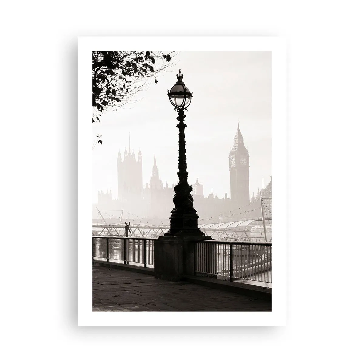 Poster - Ein Schwarzweißfoto eines Leuchtturms vor dem Hintergrund nebliger Wahrzeichen der Stadt. - 50x70cm - Londoner Morgen - Moderne Wanddekoration für Wohnzimmer und Schlafzimmer ARTTOR