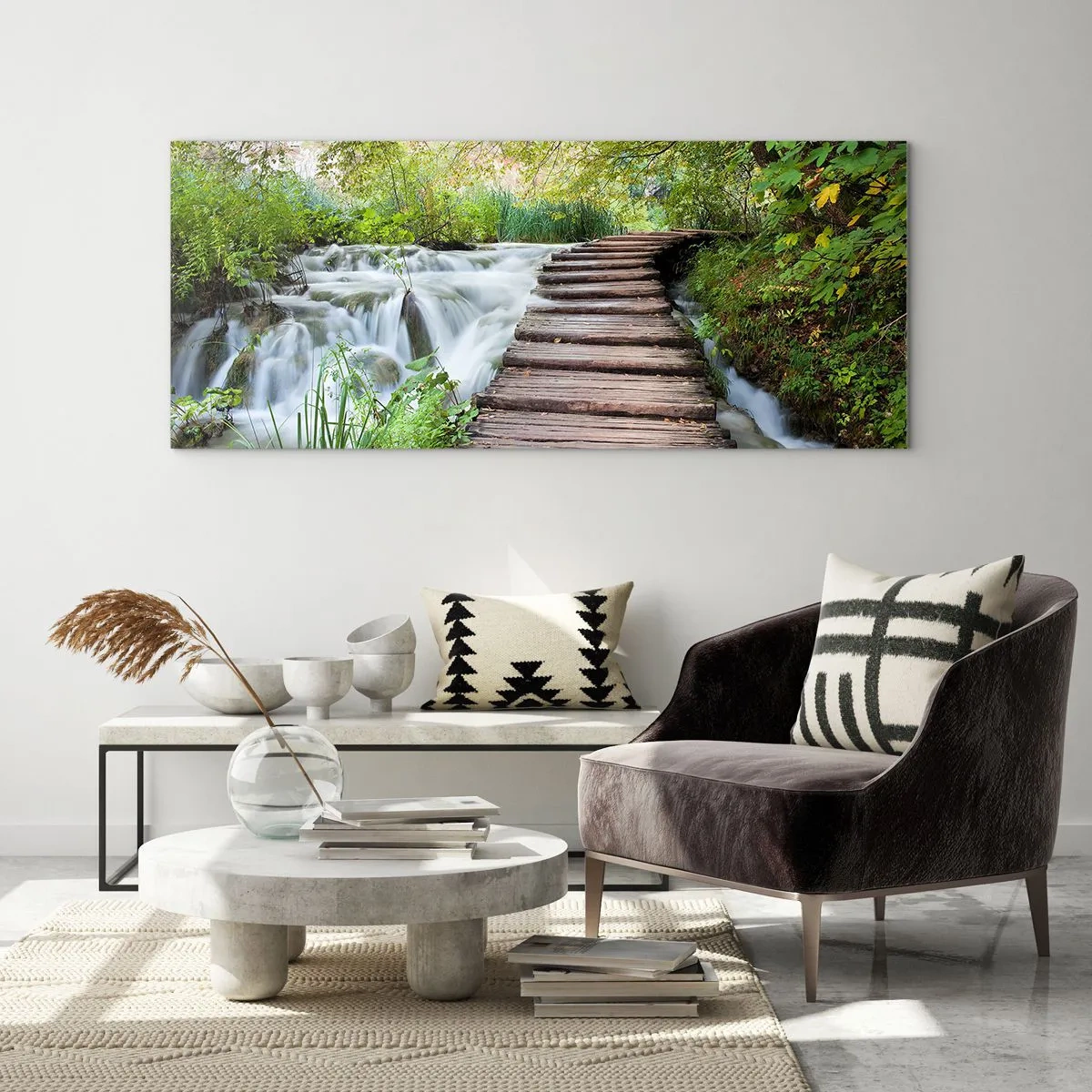 Glasbild - Bild auf glas - Eine Holzbrücke über einen Wasserfall, umgeben von üppigem grünen Wald. - 120x50cm - Das Wasser ist überhaupt nicht ruhig - Moderne Wanddekoration für Wohnzimmer und Schlafzimmer ARTTOR