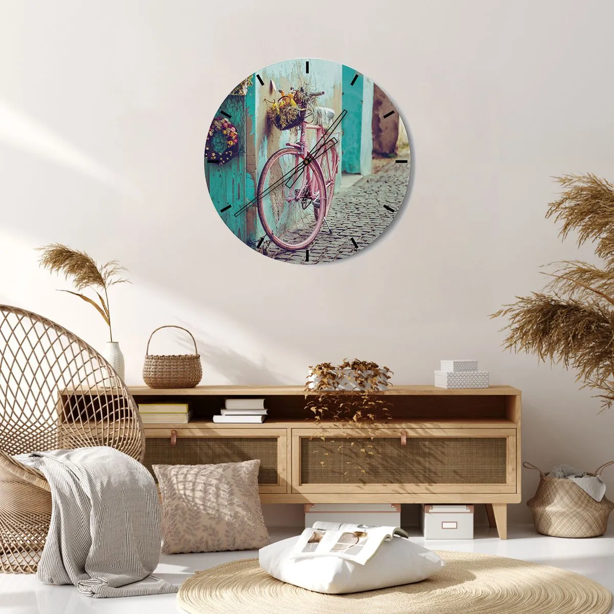 Wanduhr - Glasuhr - Ein rosa Fahrrad neben einer türkisfarbenen Wand auf einer Kopfsteinpflasterstraße - 30x30cm - Ich komme gleich wieder - Moderne Wanddekoration für Wohnzimmer, Küche und Schlafzimmer ARTTOR