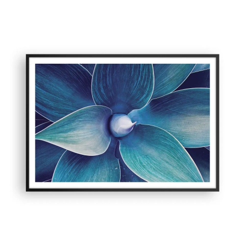 Poster in einem schwarzem Rahmen - Nahaufnahme einer abstrakten Blume in Blautönen - 100x70cm - Bläulich vom Himmel - Moderne Wanddekoration für Wohnzimmer und Schlafzimmer ARTTOR