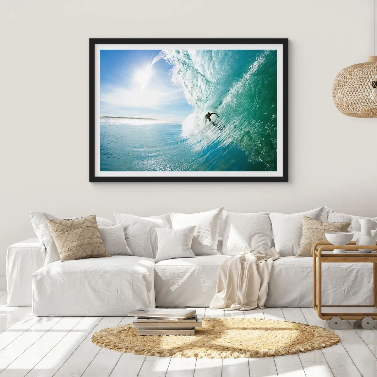 Poster in einem schwarzem Rahmen - Ein Surfer reitet eine Welle im Sonnenlicht vor blauem Himmel - 70x50cm - Immer Top - Moderne Wanddekoration für Wohnzimmer und Schlafzimmer ARTTOR