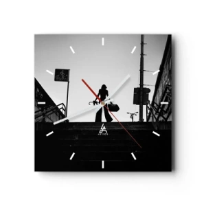 Wanduhr - Glasuhr - Eine Frauenfigur auf der Treppe in Schwarzweiß mit dynamischer Atmosphäre - 30x30cm - Städtisches Wandern - Moderne Wanddekoration für Wohnzimmer und Schlafzimmer ARTTOR
