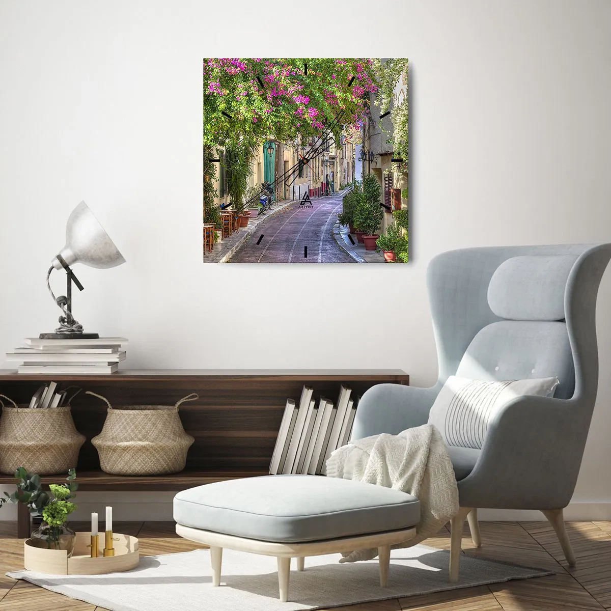 Wanduhr - Glasuhr - Eine charmante Straße mit blühenden Weinreben und Cafétischen - 30x30cm - Blühende Gasse - Moderne Wanddekoration für Wohnzimmer und Schlafzimmer ARTTOR