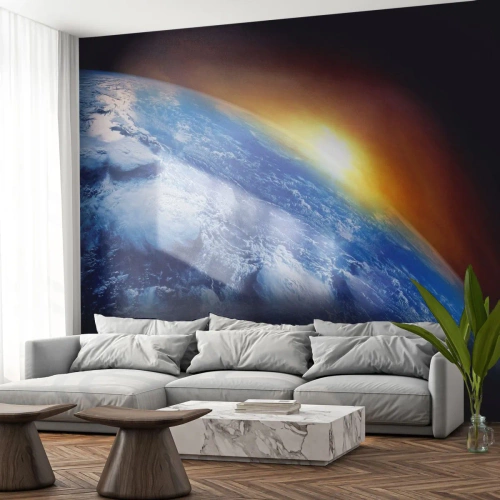 Fototapete Premium Sand - Blick auf die Erde aus dem Weltraum, beleuchtet durch die Sonnenstrahlen - 100x70cm - Sonnenaufgang über dem blauen Planeten - Moderne Wanddekoration für Wohnzimmer und Schlafzimmer ARTTOR