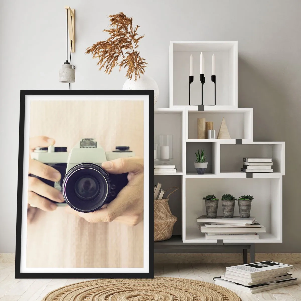 Poster in einem schwarzem Rahmen - Hände halten eine klassische Kamera - 50x70cm - Um mehr zu sehen ... - Moderne Wanddekoration für Wohnzimmer und Schlafzimmer ARTTOR