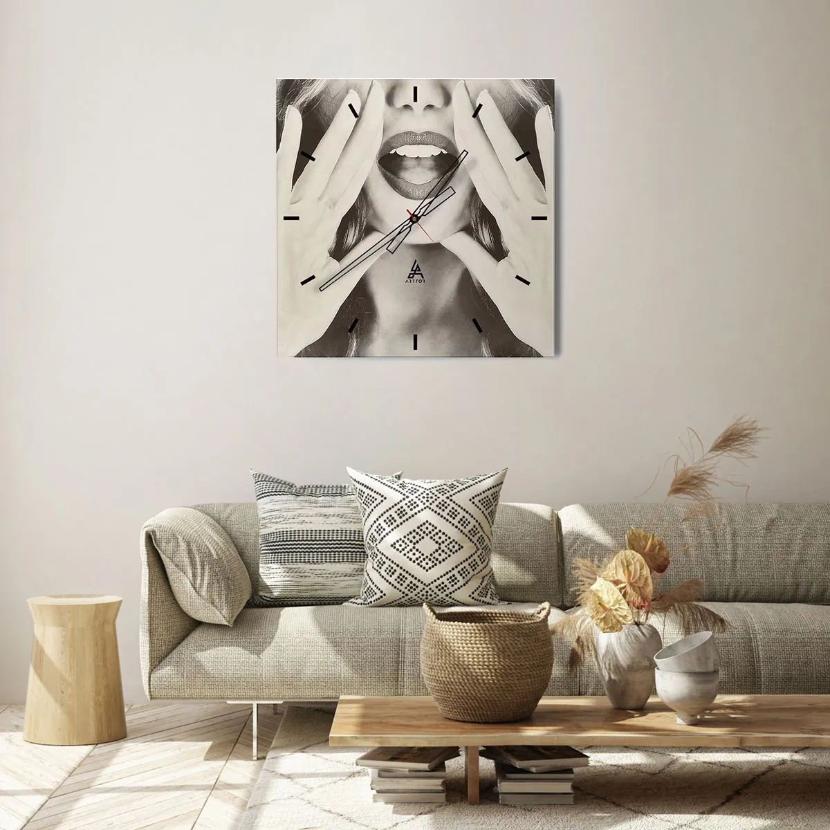 Wanduhr - Glasuhr - Schwarz-Weiß-Porträt einer Frau mit ausdrucksstarken Lippen und Händen - 30x30cm - Ich komme schon! - Moderne Wanddekoration für Wohnzimmer und Schlafzimmer ARTTOR