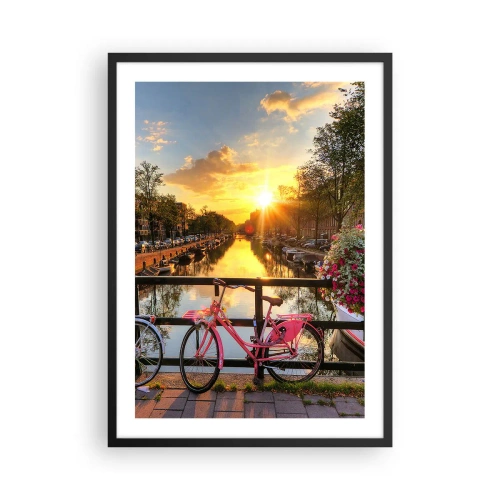 Poster in einem schwarzem Rahmen - Ein rosa Fahrrad auf einer Brücke über einem Kanal bei Sonnenuntergang - 50x70cm - Frühlingsmorgen in Amsterdam - Moderne Wanddekoration für Wohnzimmer und Schlafzimmer ARTTOR