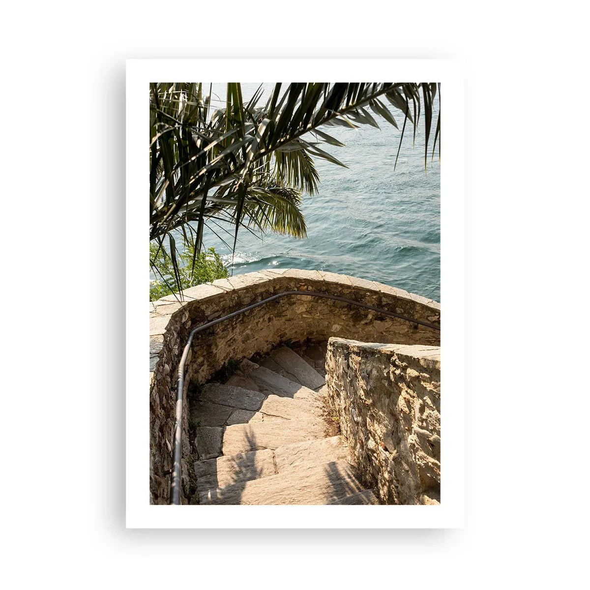 Poster - Eine Wendeltreppe aus Stein, die zum Meer führt, gesäumt von Palmen - 50x70cm - Unter der Sonne Italiens - Moderne Wanddekoration für Wohnzimmer und Schlafzimmer ARTTOR
