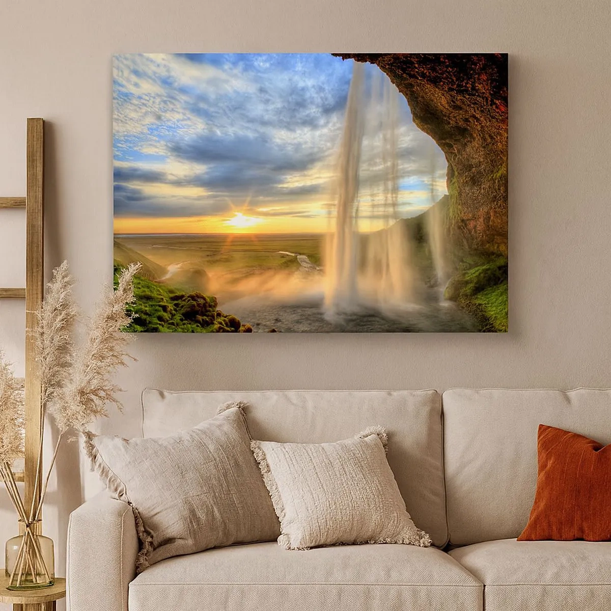 Bild auf Leinwand - Leinwandbild - Ein vom Sonnenlicht beleuchteter Wasserfall vor einer Landschaftskulisse - 70x50cm - Die Welt hinter einem Schleier aus Tropfen - Moderne Wanddekoration für Wohnzimmer und Schlafzimmer ARTTOR
