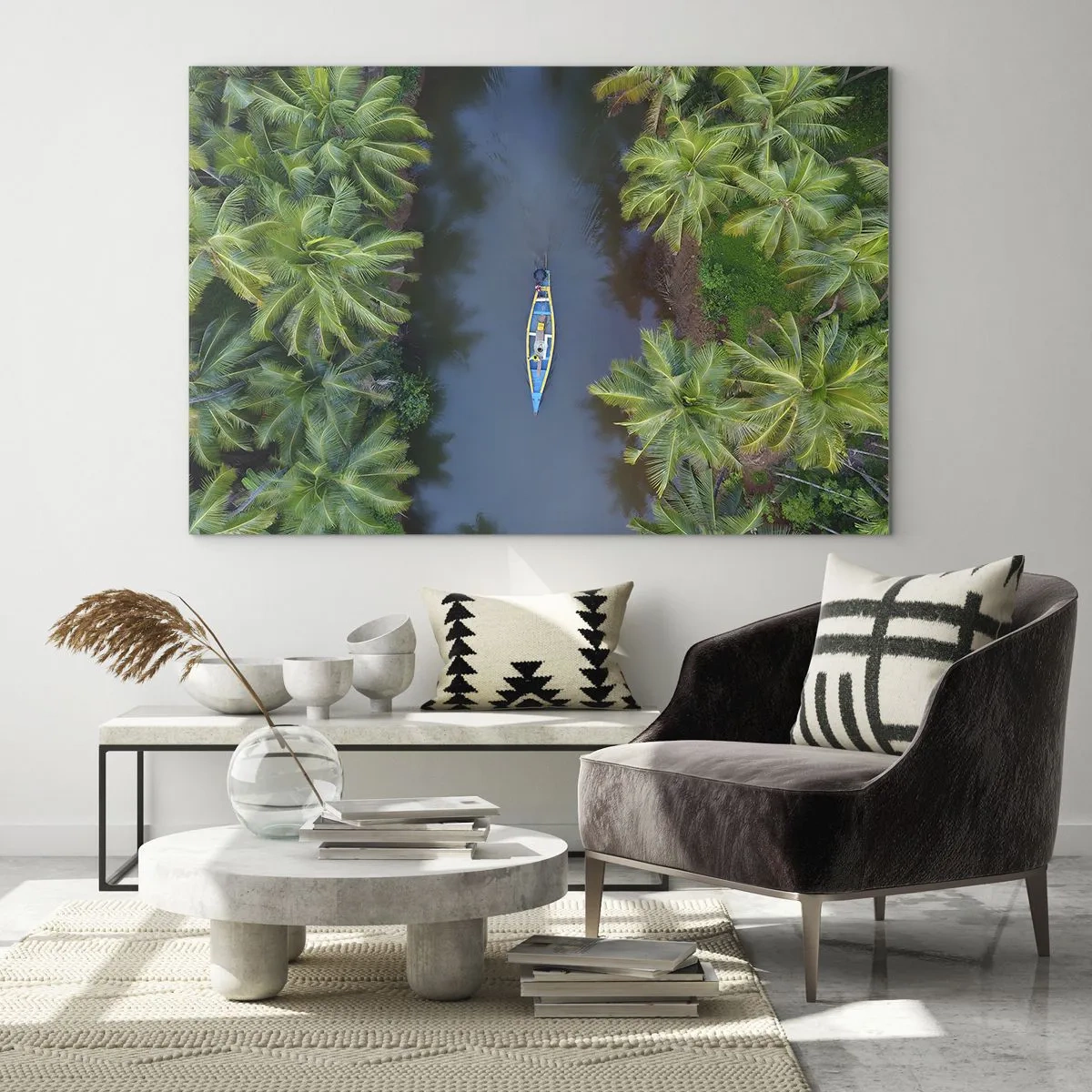 Glasbild - Bild auf glas - Eine Vogelperspektive auf ein Boot, das durch einen Kanal zwischen tropischen Palmen fährt - 70x50cm - Auf einem tropischen Pfad - Moderne Wanddekoration für Wohnzimmer und Schlafzimmer ARTTOR
