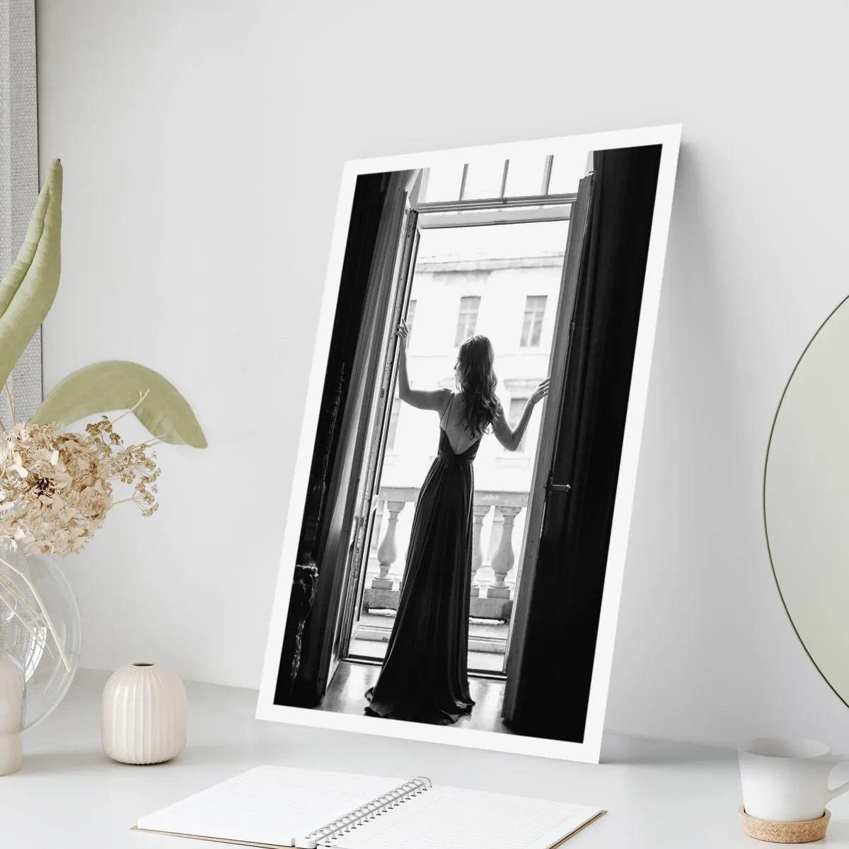 Poster - Eine Frau in einem langen Kleid steht auf einem offenen Balkon - 50x70cm - Im großen Stil - Moderne Wanddekoration für Wohnzimmer und Schlafzimmer ARTTOR