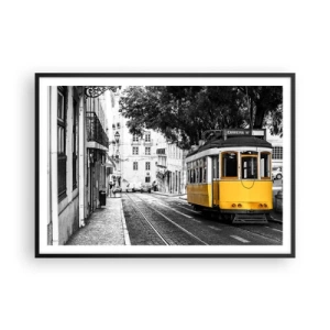 Poster in einem schwarzem Rahmen - Eine gelbe Straßenbahn vor dem Hintergrund einer schwarz-weißen Straße - 100x70cm - Und Fado im Hintergrund - Moderne Wanddekoration für Wohnzimmer und Schlafzimmer ARTTOR
