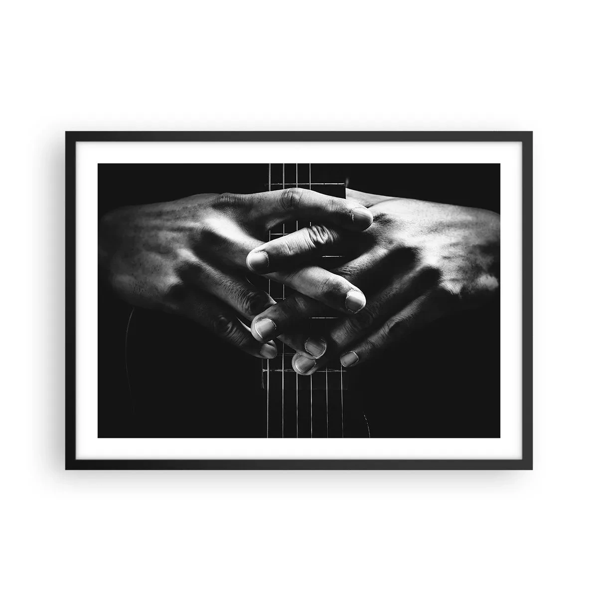 Poster in einem schwarzem Rahmen - Hände auf einer Gitarre in einem monochromen Ton gefaltet - 70x50cm - Gebet des Künstlers - Moderne Wanddekoration für Wohnzimmer und Schlafzimmer ARTTOR