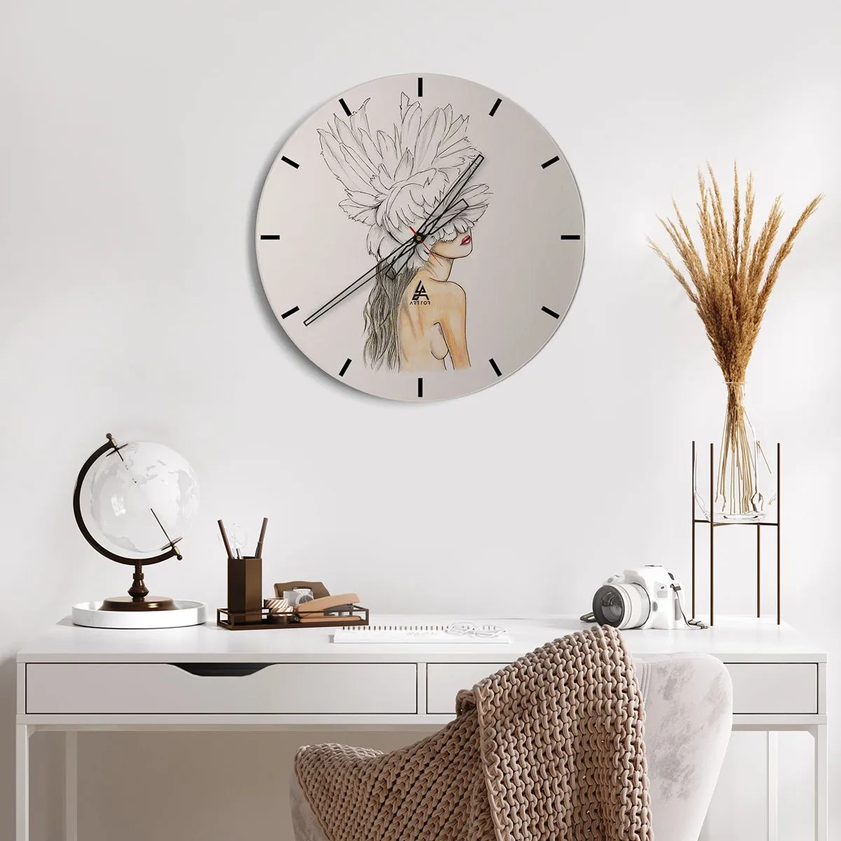 Wanduhr - Glasuhr - Porträt einer Frau mit einer Feder über den Augen - 30x30cm - Gekrönte Schönheit - Moderne Wanddekoration für Wohnzimmer, Küche und Schlafzimmer ARTTOR