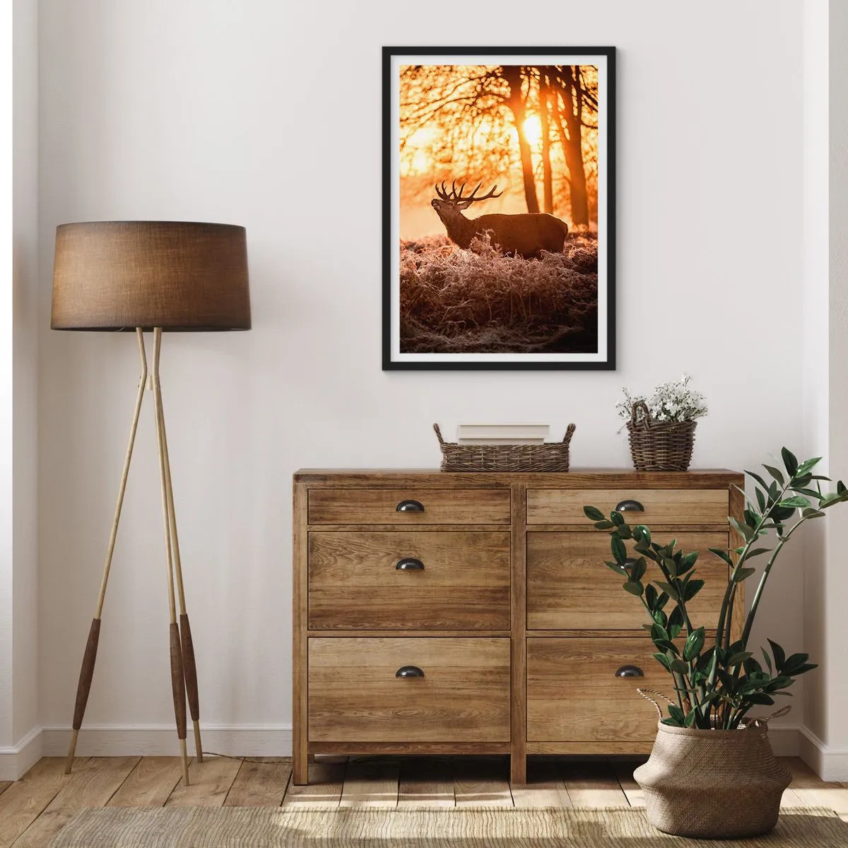 Poster in einem schwarzem Rahmen - Hirsch in den Strahlen der aufgehenden Sonne vor dem Hintergrund des Waldes - 50x70cm - Der Traum eines Jägers - Moderne Wanddekoration für Wohnzimmer und Schlafzimmer ARTTOR