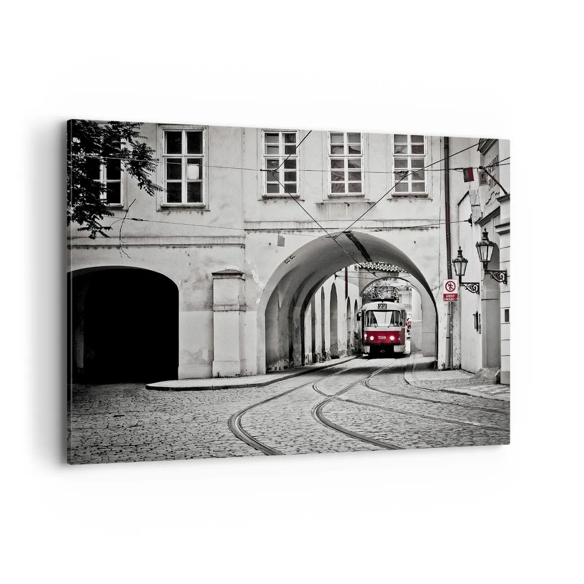 Bild auf Leinwand - Leinwandbild - Eine schwarz-weiße Straßenbahn in einer historischen Stadtstraße - 100x70cm - Durch das Stadtlabyrinth - Moderne Wanddekoration für Wohnzimmer und Schlafzimmer ARTTOR