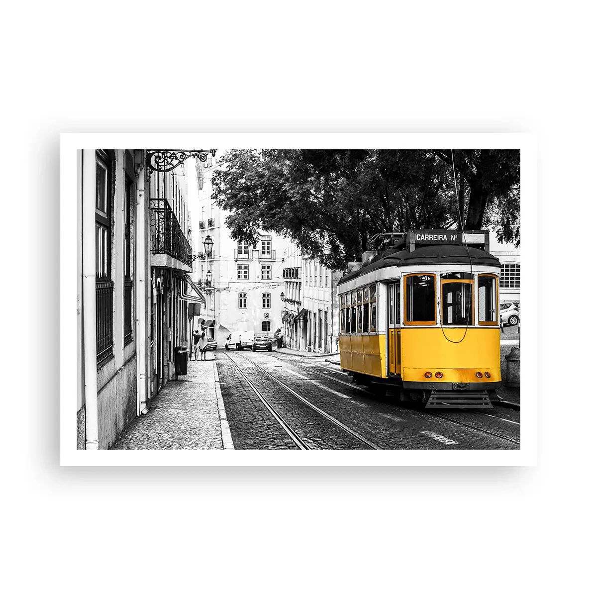 Poster - Eine gelbe Straßenbahn vor dem Hintergrund einer schwarz-weißen Straße - 100x70cm - Und Fado im Hintergrund - Moderne Wanddekoration für Wohnzimmer und Schlafzimmer ARTTOR