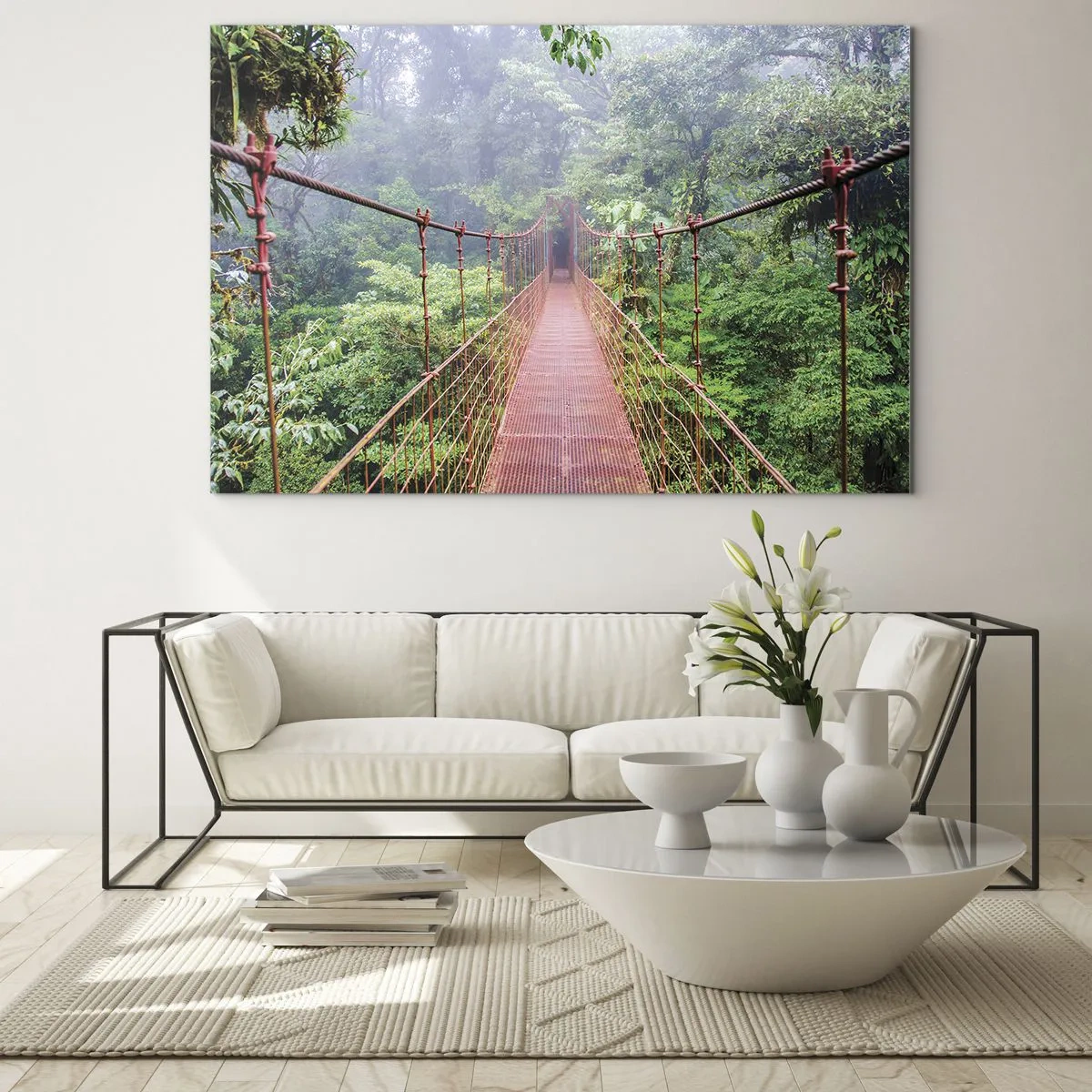 Glasbild - Bild auf glas - Eine rote Hängebrücke über einem grünen Dschungel im Nebel - 70x50cm - Über den Kronen aufgehängt - Moderne Wanddekoration für Wohnzimmer und Schlafzimmer ARTTOR