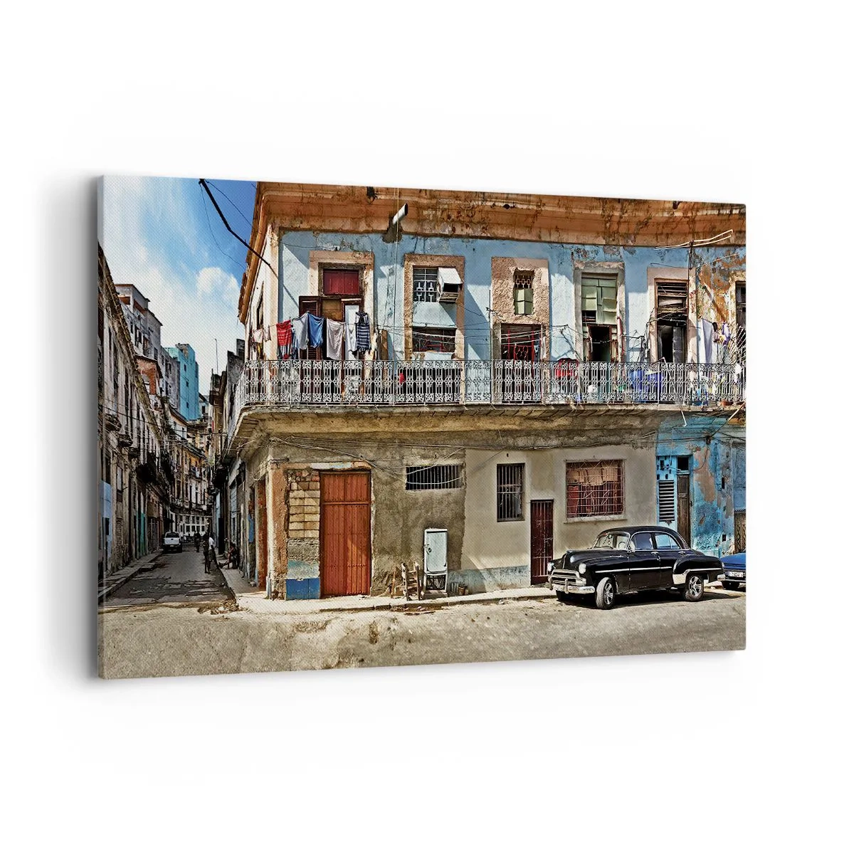 Bild auf Leinwand - Leinwandbild - Bunte Mietshäuser und ein Oldtimer im Stadtbild - 100x70cm - Havanna-Stimmung - Moderne Wanddekoration für Wohnzimmer und Schlafzimmer ARTTOR